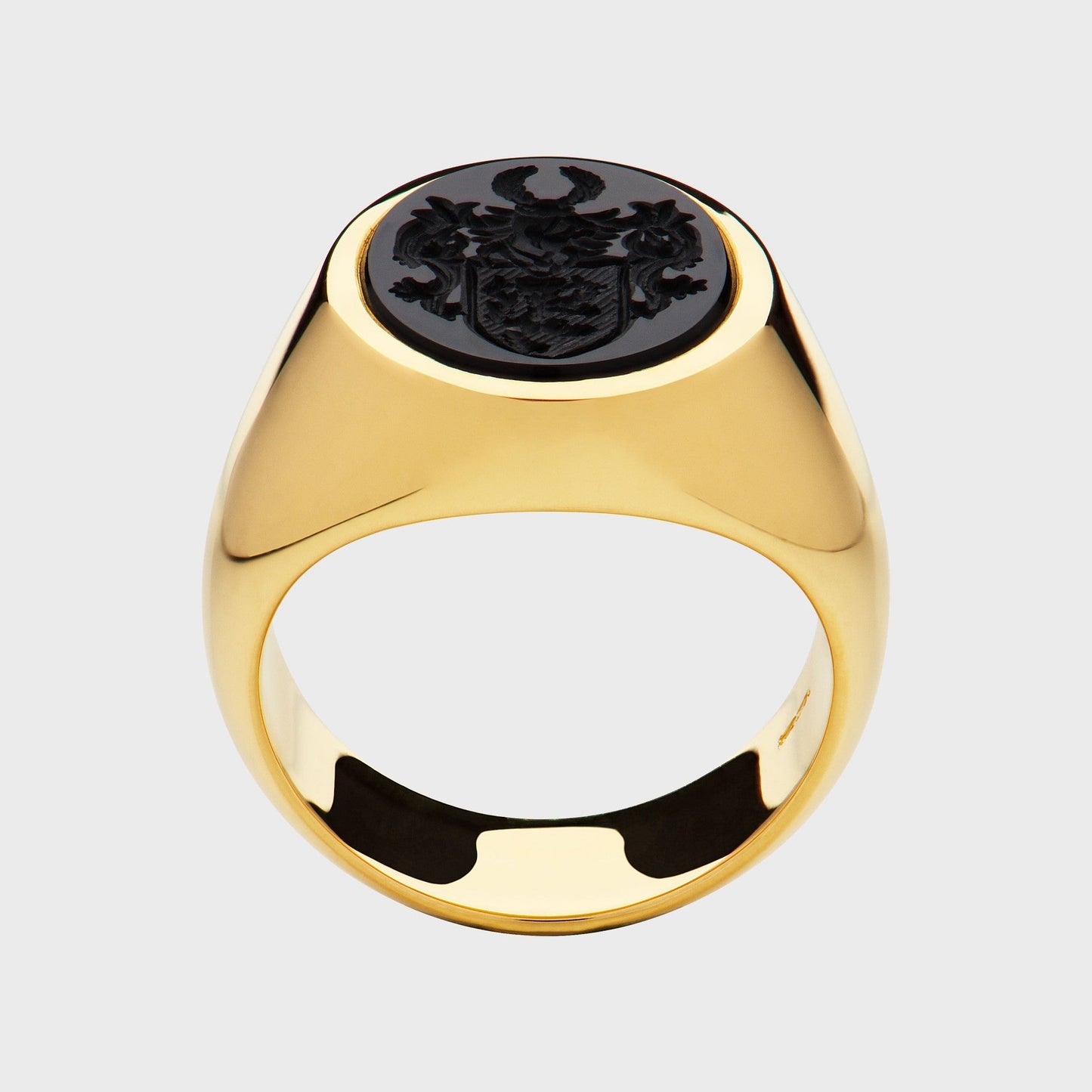 Siegelring aus 18 Karat Gelbgold mit verwischt gefasstem Onyx und individueller Wappengravur – Einzelstück aus der Wiener RINGKING-Werkstatt.Max Grün - Goldschmied aus Leidenschaft