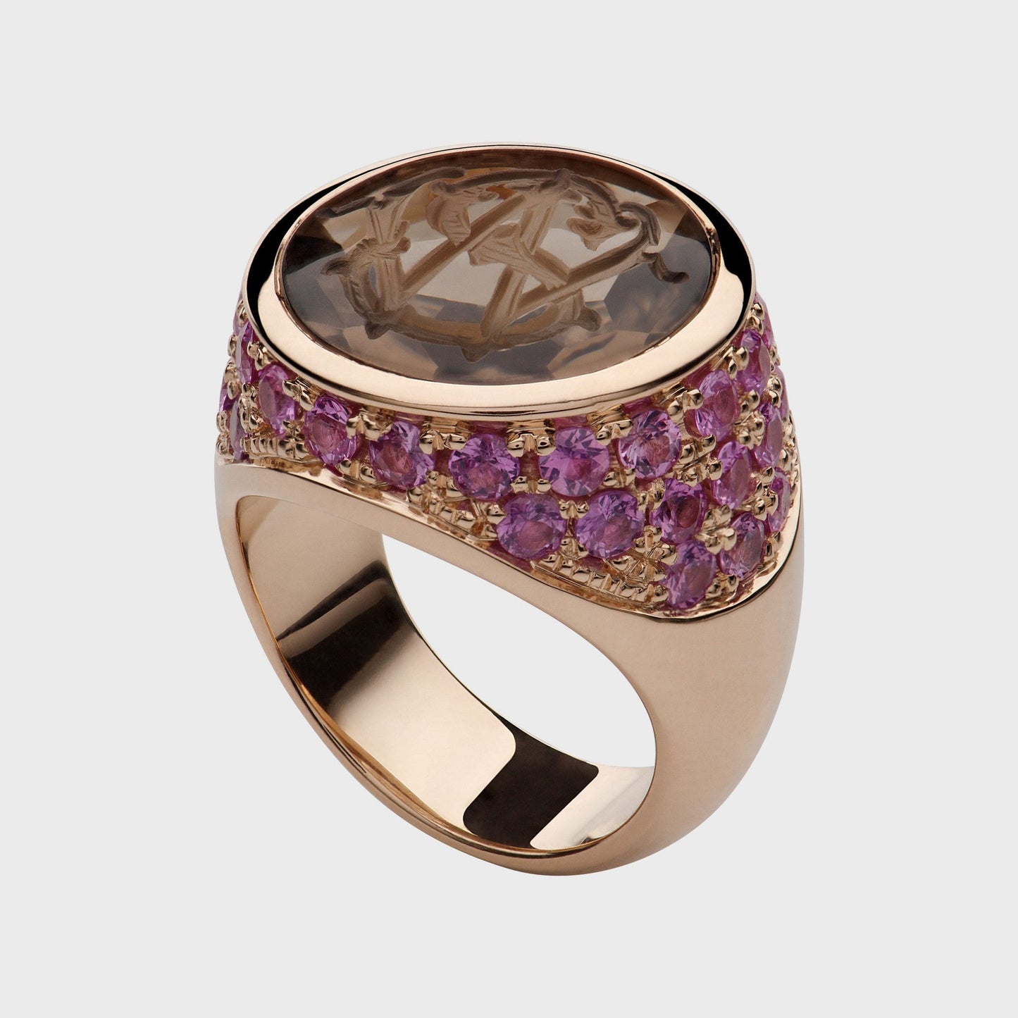Siegelring aus 18 Karat Roségold mit Rauchquarz und rosa Saphiren in Pavéfassung – handgraviertes Unikat von RINGKING-1010 Wien- Max Grün - Goldschmied aus Leidenschaft
