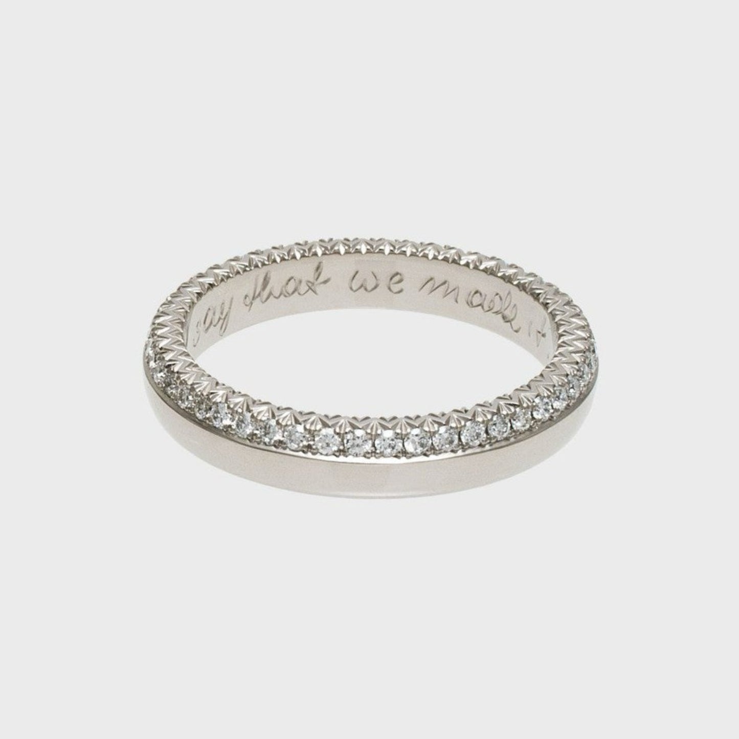 Handgefertigte Eheringe in 18 Karat Weißgold mit Brillanten in Micro-Pavé-Fassung seitlich | RINGKING Max Grün, Goldschmied Wien