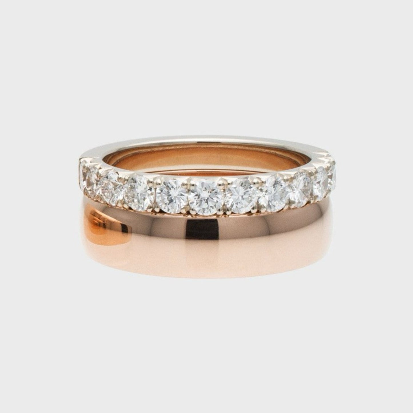 Handgefertigte Eheringe in Roségold und passender Vorsteckring in Weißgold mit Diamanten in Halfmoon Pavé-Fassung als Morgengabe | RINGKING Max Grün, Goldschmied Wien