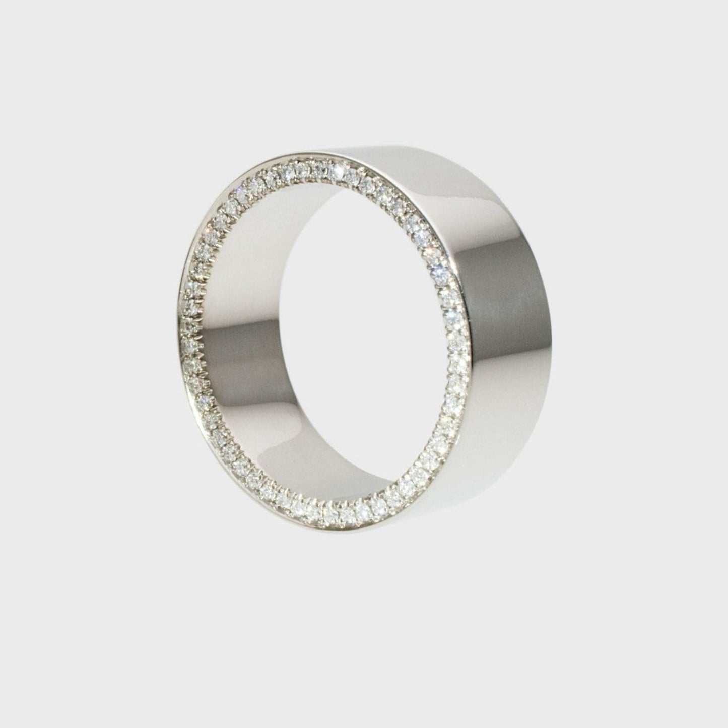 Handgefertigte Eheringe in Weißgold mit Brillanten in Micro-Pavé-Fassung seitlich | RINGKING Max Grün, Goldschmied Wien