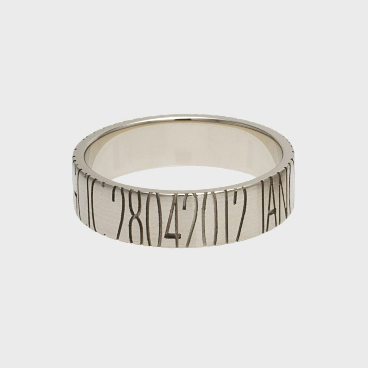 Handgefertigten Eheringe in 18 Karat Weißgold mit maßgefertigten Gravur Datum und Name gefräst | RINGKING by Max Grün, Goldschmiede Wien