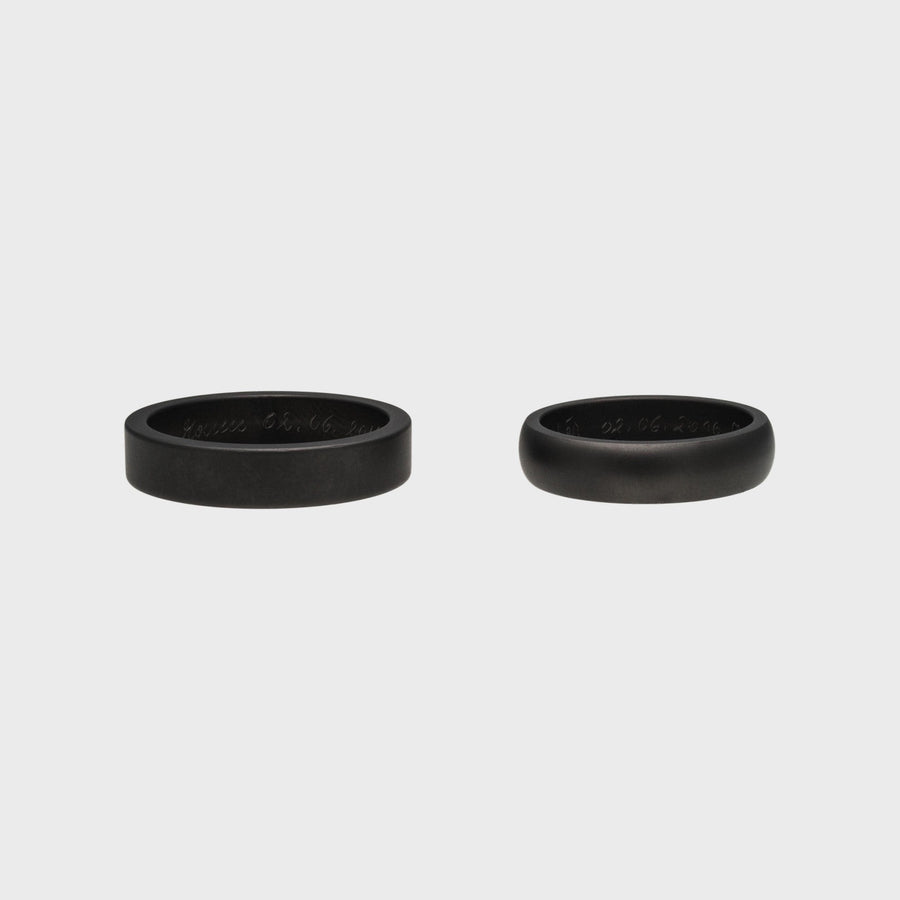 Matte black coated wedding rings by RINGKING Max Grün