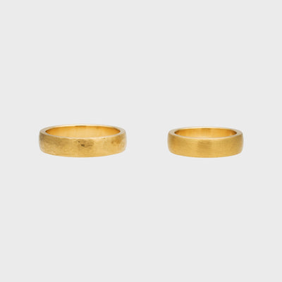 Matte hammered fine gold wedding rings by RINGKING Max Grün