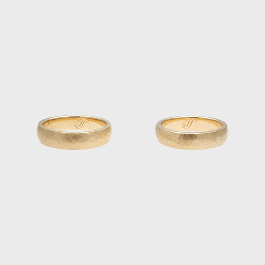 Eheringe Gelbgold gehämmert -  Verlobung - Hochzeit -  RINGKING Max Grün - Goldschmied aus Leidenschaft