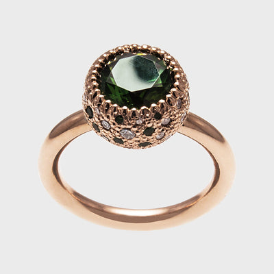 Rose gold engagement ring with emerald and diamonds, front view, by RINGKING Max Grün