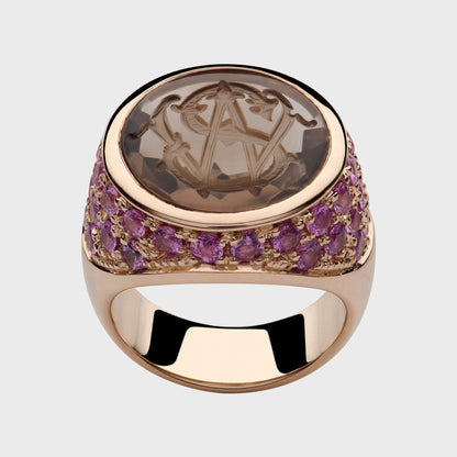 Siegelring aus 18 Karat Roségold mit Rauchquarz und rosa Saphiren in Pavéfassung – handgraviertes Unikat von RINGKING-1010 Wien- Max Grün - Goldschmied aus Leidenschaft