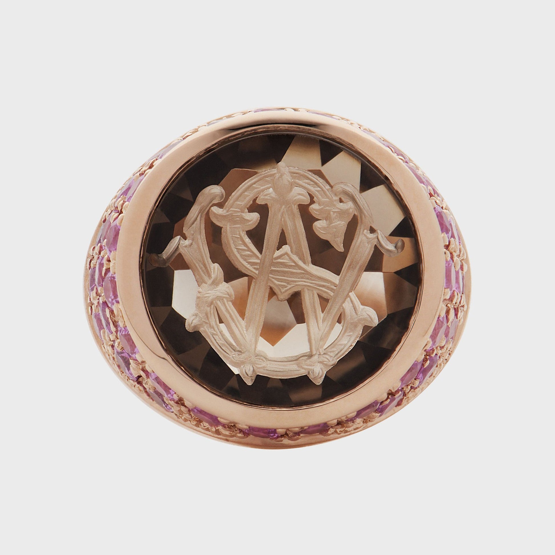 Siegelring aus 18 Karat Roségold mit Rauchquarz und rosa Saphiren in Pavéfassung – handgraviertes Unikat von RINGKING-1010 Wien- Max Grün - Goldschmied aus Leidenschaft