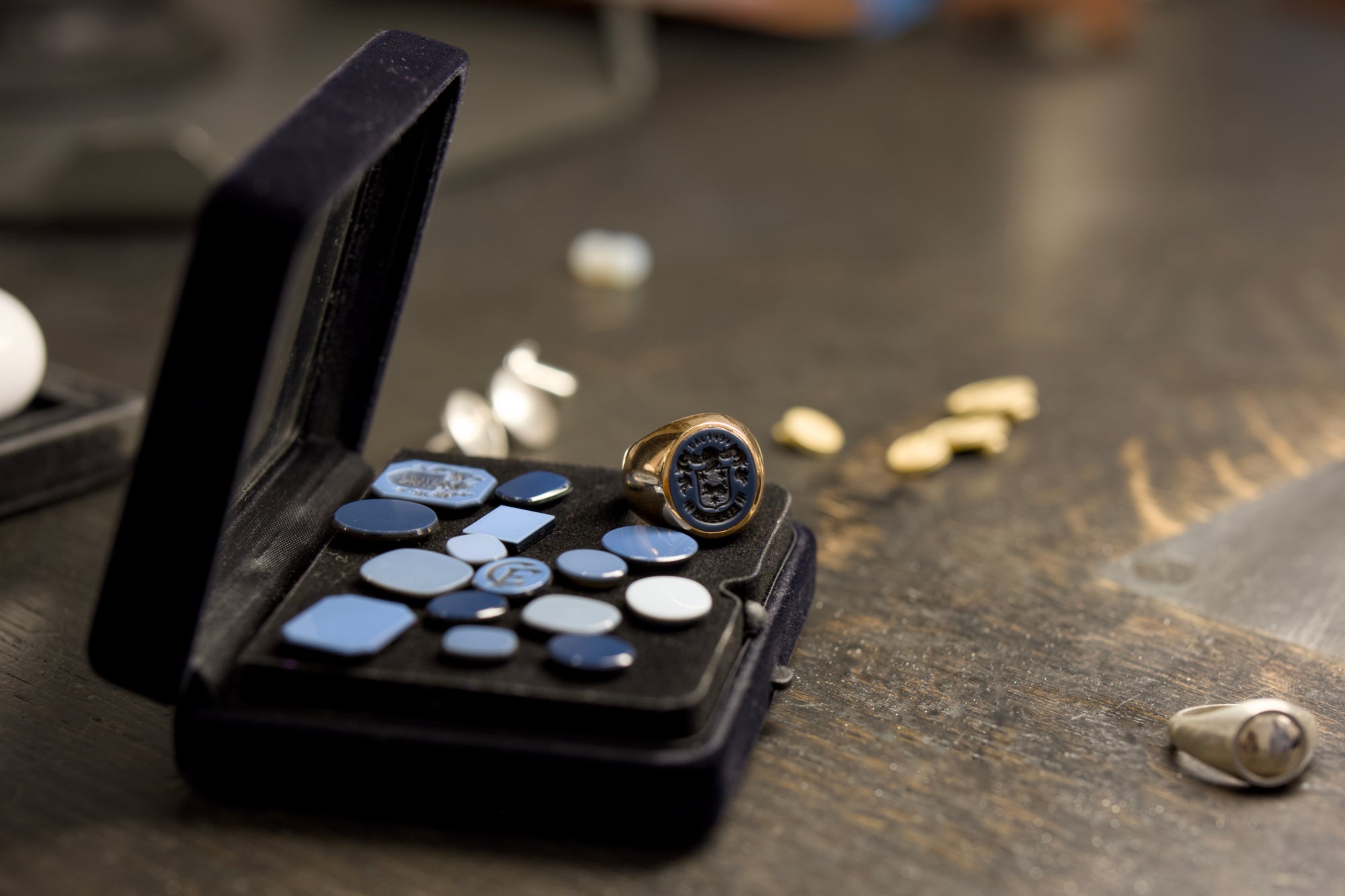 Entdecke die RINGKING Siegelring-Kollektion: Handgefertigte Symbole persönlicher Identität, inspiriert von jahrtausendealter Tradition.