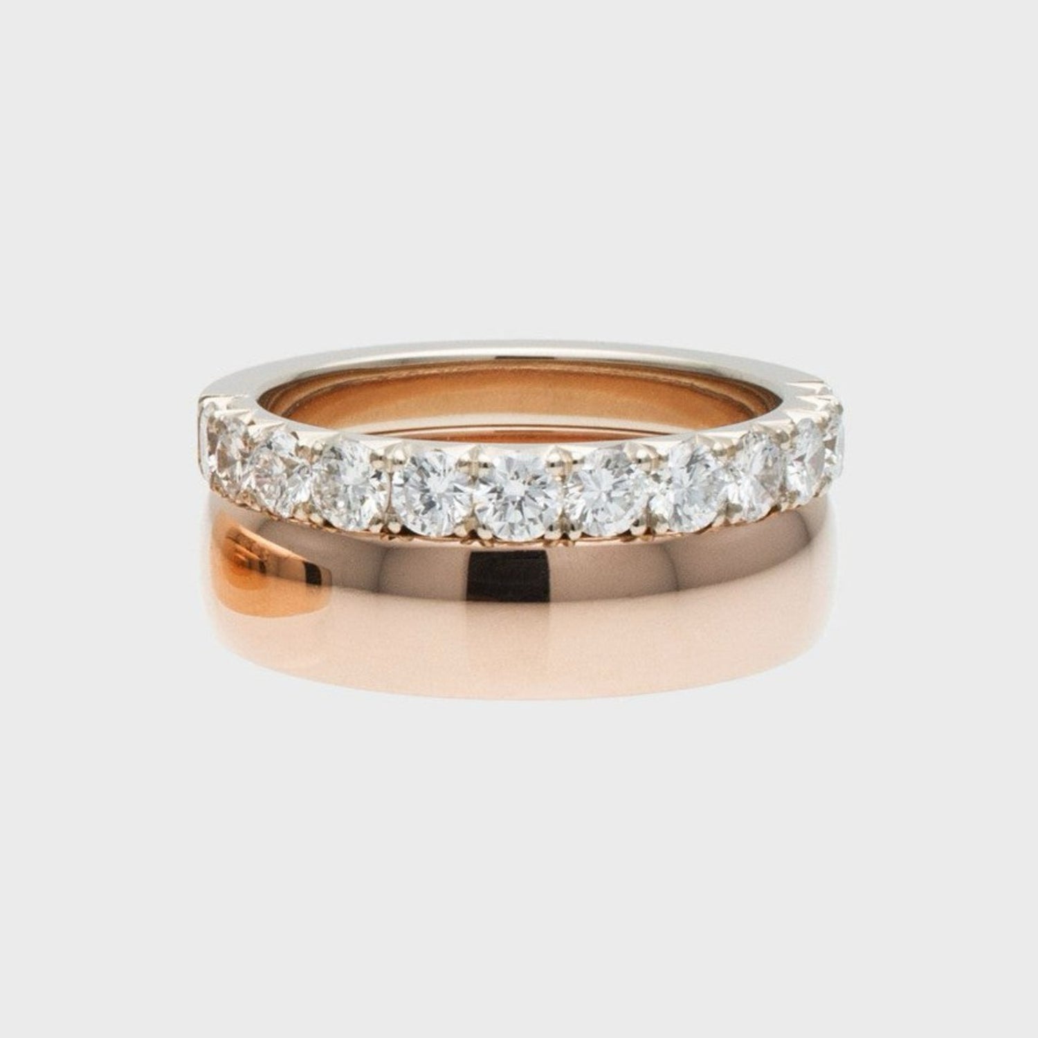 Handgefertigte Eheringe in Roségold und passender Vorsteckring in Weißgold mit Diamanten in Halfmoon Pavé-Fassung als Morgengabe | RINGKING Max Grün, Goldschmied Wien