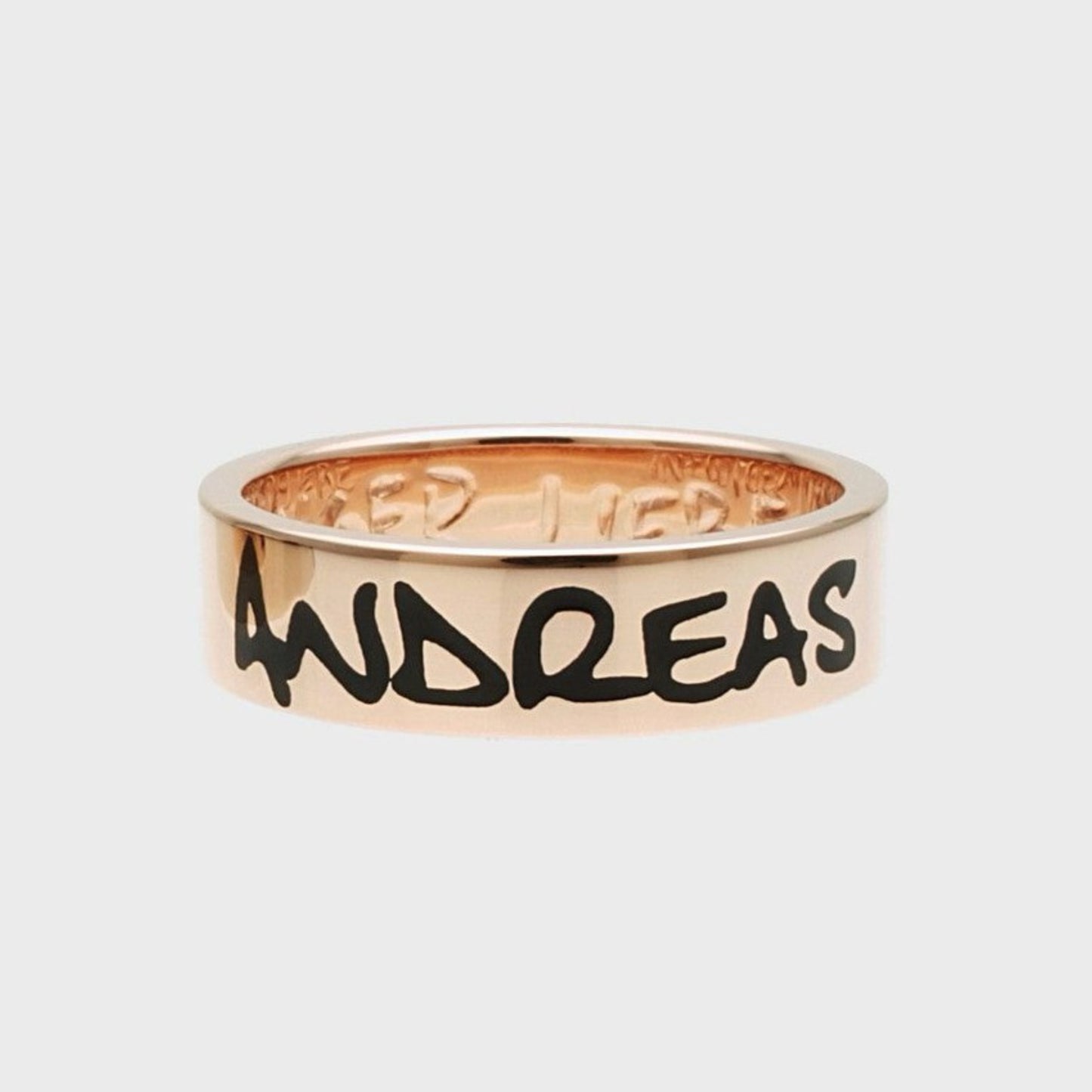 Diese außergewöhnlichen und handgefertigten Ehering-Unikate in 18 Karat Weißgold und 18 Karat Roségold wurden mit einer individuellen Oberflächen CNC-Fräsung mit japanischen Zeichen gefertigt. | RINGKING WIen